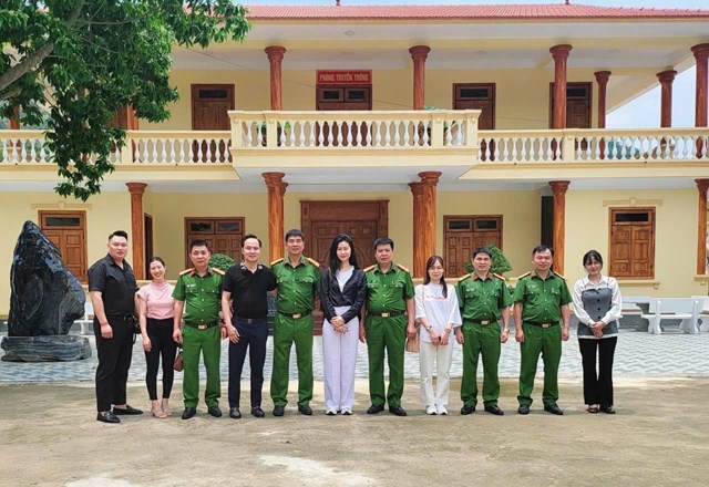 Nh&oacute;m PV B&aacute;o Ph&aacute;p luật Việt Nam chụp ảnh lưu niệm với c&aacute;c c&aacute;n bộ tại Trại giam Y&ecirc;n Hạ (Sơn La).