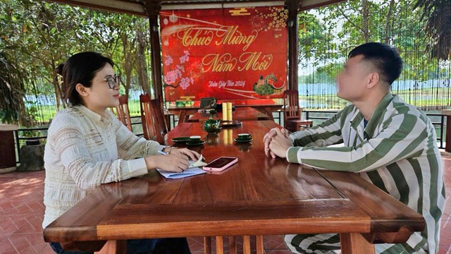 Cuộc phỏng vấn nhưng đ&uacute;ng nghĩa hơn l&agrave; lắng nghe chia sẻ về một cuộc đời đ&atilde; từng lầm lỡ của c&aacute;c phạm nh&acirc;n.