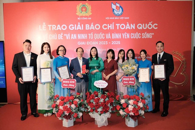 Nh&oacute;m t&aacute;c giả c&ugrave;ng đại diện Ban Bi&ecirc;n tập, l&atilde;nh đạo Ban Thư k&yacute; t&ograve;a soạn tại Lễ trao giải