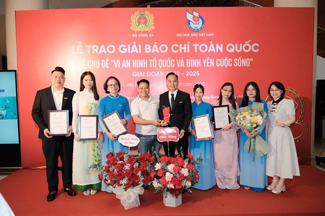 Tiến sĩ Vũ Hồng Th&uacute;y - Ph&oacute; Tổng bi&ecirc;n tập B&aacute;o Ph&aacute;p luật Việt Nam v&agrave; đại diện l&atilde;nh đạo c&aacute;c Ph&ograve;ng, Ban ch&uacute;c mừng 2 nh&oacute;m t&aacute;c giả được giải.
