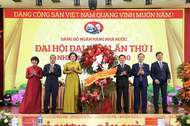 Ph&oacute; Thủ tướng Hồ Đức Phớc tặng hoa ch&uacute;c mừng Đại hội đại biểu lần thứ I, nhiệm kỳ 2025- 2030 của Đảng bộ Ng&acirc;n h&agrave;ng Nh&agrave; nước - Ảnh: VGP/Trần Mạnh