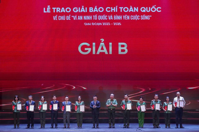 T&aacute;c giả, đại diện nh&oacute;m t&aacute;c giả nhận Giải A, Giải B của&nbsp; Giải b&aacute;o ch&iacute; to&agrave;n quốc v&igrave; an ninh tổ quốc v&agrave; b&igrave;nh y&ecirc;n cuộc sống