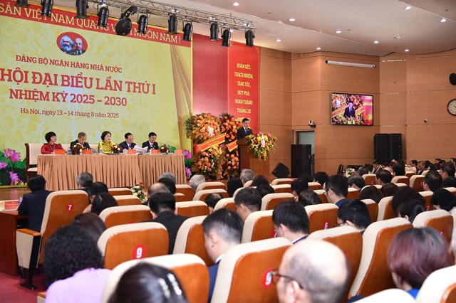 Ph&oacute; Thủ tướng Hồ Đức Phớc đề nghị Ng&acirc;n h&agrave;ng Nh&agrave; nước tập trung định hướng t&iacute;n dụng v&agrave;o c&aacute;c lĩnh vực ưu ti&ecirc;n, tạo điều kiện cho khu vực tư nh&acirc;n tiếp cận vốn thuận lợi, l&agrave;nh mạnh - Ảnh: VGP/Trần Mạnh