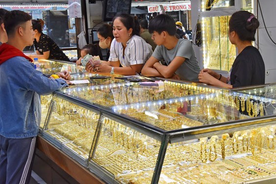 Bi&ecirc;n độ mua - b&aacute;n v&agrave;ng được nới rộng l&ecirc;n tới 4-5 triệu đồng/lượng gi&uacute;p người kinh doanh giảm rủi ro nhưng c&oacute; thể đẩy người mua v&agrave;ng v&agrave;o cảnh thua lỗ lớn. Ảnh: Tấn Thạnh