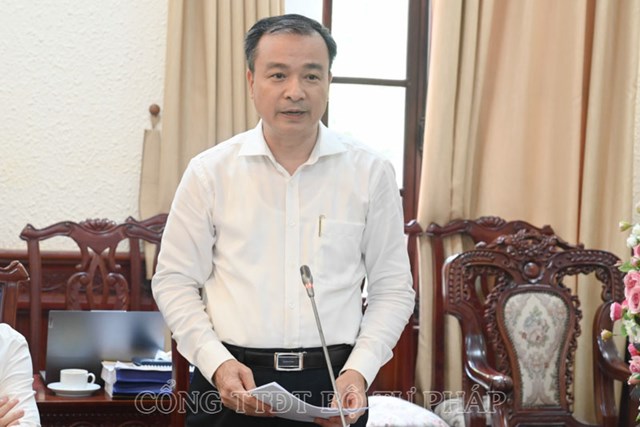 Đồng ch&iacute; Nguyễn Hồng Tuyến, Vụ trưởng Vụ C&aacute;c vấn đề chung về x&acirc;y dựng ph&aacute;p luật tr&igrave;nh b&agrave;y t&oacute;m tắt nội dung Tờ tr&igrave;nh dự &aacute;n Luật Thủ đ&ocirc; (sửa đổi)&nbsp;