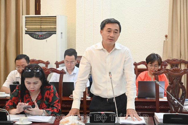 Thứ trưởng Bộ Y tế Trần Văn Thuấn.