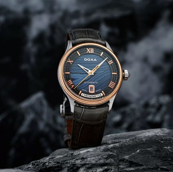 Thuộc ph&acirc;n kh&uacute;c đồng hồ 100 triệu, Doxa GrandeMetre Blue Planet D198RAG được trang bị nhiều vật liệu đắt tiền v&agrave; nổi bật trong số đ&oacute; l&agrave; v&agrave;ng khối &nbsp;