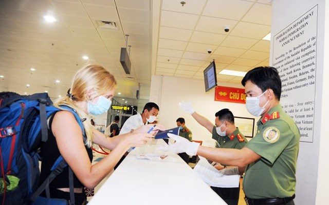 Từ h&#244;m nay 15/8, c&#244;ng d&#226;n 13 nước được n&#226;ng thời hạn tạm tr&#250; - Ảnh 1