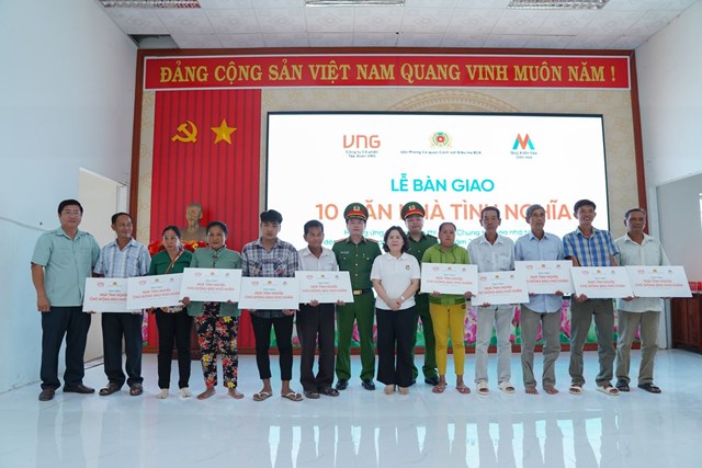 Bộ C&#244;ng an phối hợp với Quỹ Kiến tạo ước mơ trao tặng nh&#224; ở x&#227; hội tại An Giang - Ảnh 1