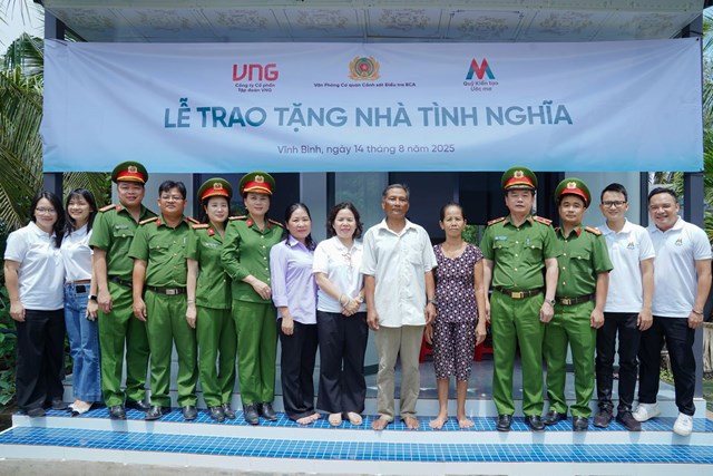 Đại diện Văn ph&ograve;ng Cơ quan Cảnh s&aacute;t Điều tra Bộ C&ocirc;ng an; l&atilde;nh đạo x&atilde; Vĩnh B&igrave;nh, tỉnh An Giang v&agrave; Quỹ Kiến tạo ước mơ (do VNG Group bảo trợ) b&agrave;n giao nh&agrave; cho c&aacute;c hộ d&acirc;n.