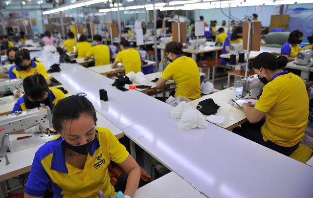 Thị trường khẩu trang v&agrave; sản phẩm ph&ograve;ng dịch ng&agrave;y c&agrave;ng c&oacute; nhiều doanh nghiệp tham gia sản xuất. Ảnh minh họa:&nbsp;Phạm Ng&ocirc;n.