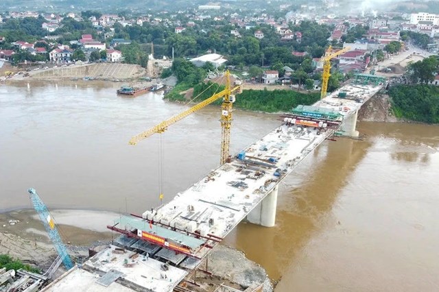 Phấn đấu hợp long cầu Phong Châu mới vào ngày 28/8/2025, hoàn thành vào đầu tháng 10/2025 để tạo thuận lợi cho nhân dân đi lại.