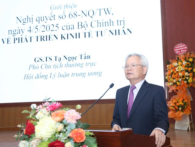 GS. TS Tạ Ngọc Tấn - Ph&oacute; Chủ tịch Thường trực Hội đồng L&yacute; luận Trung ương ph&aacute;t biểu tại Tọa đ&agrave;m.