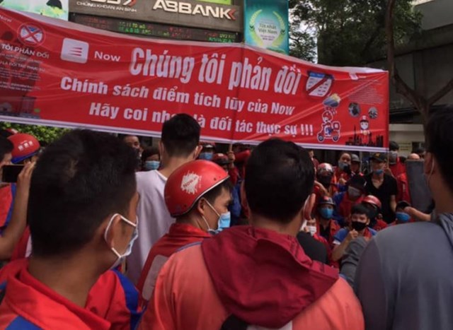 Ng&agrave;y 12/8 h&agrave;ng trăm shipper Now đ&atilde; tập trung trước trụ sở c&ocirc;ng ty tại H&agrave; Nội với nhiều băng r&ocirc;n phản đối ch&iacute;nh s&aacute;ch mới