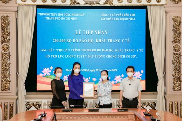 Chủ tịch HĐND TPHCM Nguyễn Thị Lệ trao thư c&aacute;m ơn Tập đo&agrave;n Vạn Thịnh Ph&aacute;t.