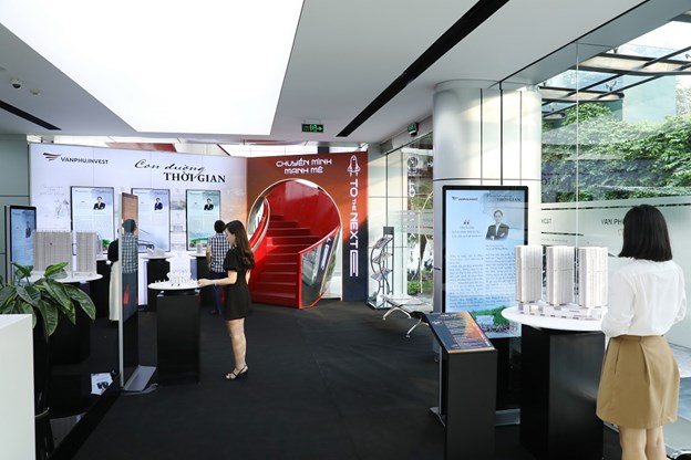 Triển l&atilde;m &ldquo;D&ograve;ng thời gian&rdquo; của Văn Ph&uacute; - Invest thu h&uacute;t nhiều kh&aacute;ch tham quan &nbsp;