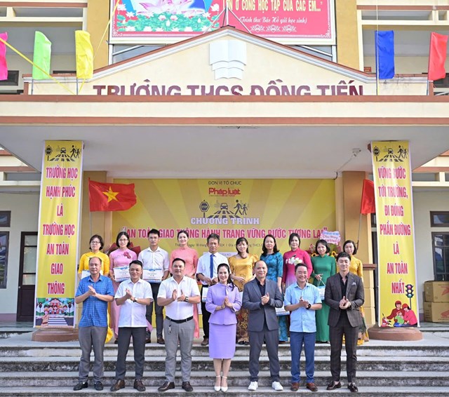Luật sư H&agrave; Trọng Đại c&ugrave;ng c&aacute;c đại biểu v&agrave; thầy c&ocirc; gi&aacute;o Trường THCS Đồng Tiến tại chương tr&igrave;nh "An to&agrave;n giao th&ocirc;ng h&agrave;nh trang vững bước tương lai", lan toả th&ocirc;ng điệp về trường học hạnh ph&uacute;c, an to&agrave;n.&nbsp;