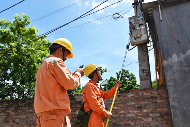 C&ocirc;ng nh&acirc;n C&ocirc;ng ty Điện lực M&ecirc; Linh ghi chỉ số c&ocirc;ng tơ điện tại huyện M&ecirc; Linh (H&agrave; Nội)