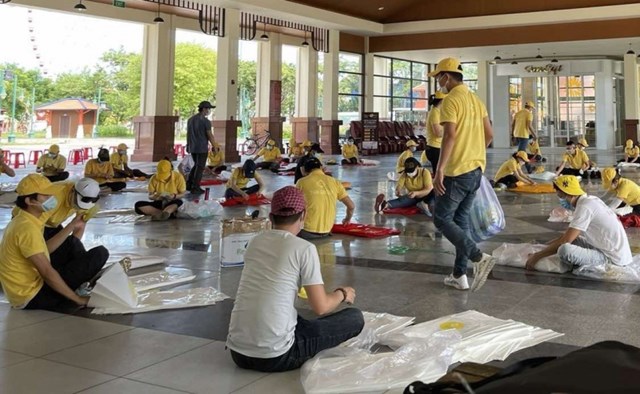 &nbsp;CBNV Sun Group chuẩn bị đ&oacute;ng g&oacute;i c&aacute;c suất qu&agrave; cho hộ ngh&egrave;o.