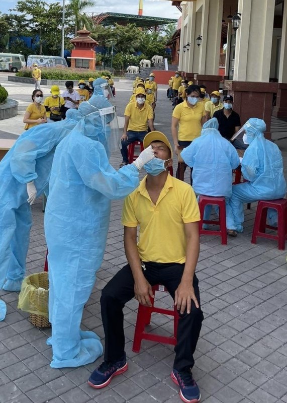 CBNV Sun Group x&eacute;t nghiệm Covid-19 trước khi đ&oacute;ng g&oacute;i qu&agrave; cho người d&acirc;n ngh&egrave;o Đ&agrave; Nẵng.&nbsp;