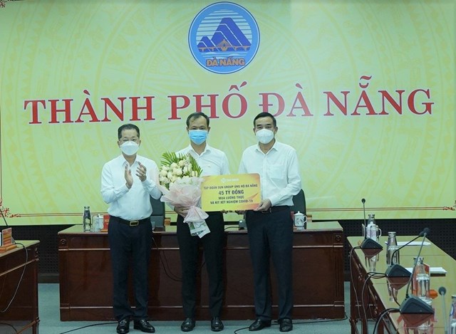 &nbsp;Đại diện l&atilde;nh đạo Tập đo&agrave;n Sun Group trao g&oacute;i hỗ trợ 45 tỷ đồng lương thực, k&iacute;t x&eacute;t nghiệm cho l&atilde;nh đạo TP Đ&agrave; Nẵng.