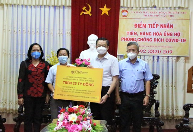 Đại diện Tập đo&agrave;n T&amp;T Group trao tặng g&oacute;i trang thiết bị, vật tư y tế trị gi&aacute; tr&ecirc;n 25 tỷ đồng cho &ocirc;ng Dương Tấn Hiển, Ph&oacute; Chủ tịch Thường trực UBND TP Cần Thơ (thứ hai từ phải sang).