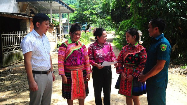 T&iacute;ch cực tuy&ecirc;n truyền, phố biến nhằm n&acirc;ng cao hiểu biết ph&aacute;p luật cho người d&acirc;n v&ugrave;ng s&acirc;u v&ugrave;ng sa. Ảnh: Nhật Nguy&ecirc;n.