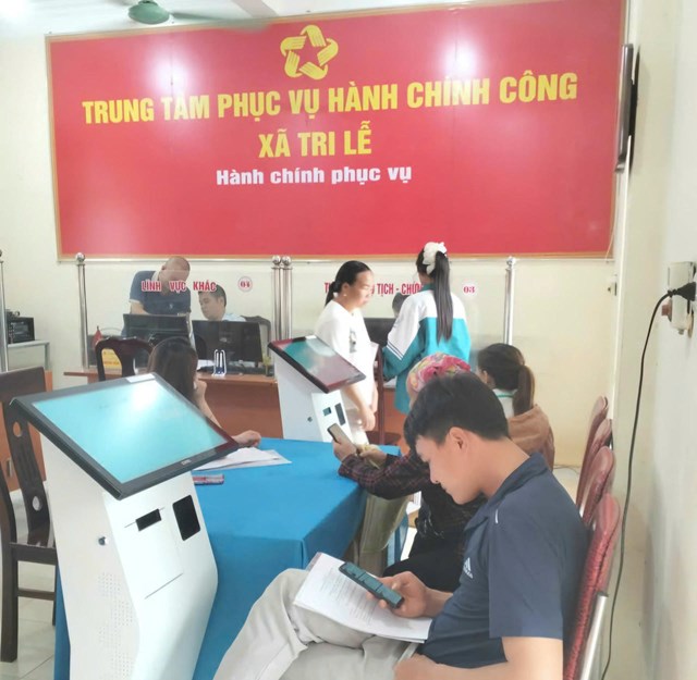Người d&acirc;n chờ lấy kết quả tại bộ phận tư ph&aacute;p, hộ tịch, chứng thực x&atilde; Tri Lễ