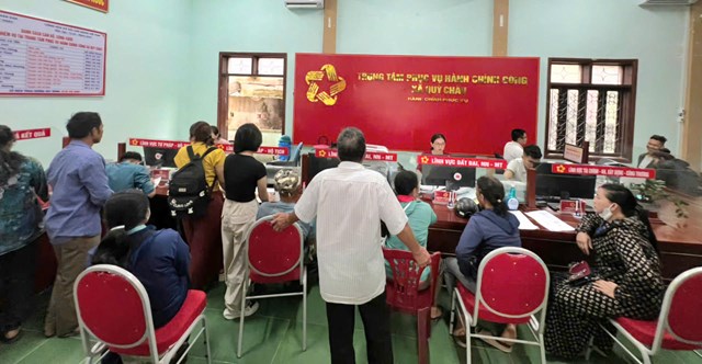 Rất đ&ocirc;ng người d&acirc;n đến giao dịch tại Trung t&acirc;m PVHCC x&atilde; Quỳ Ch&acirc;u