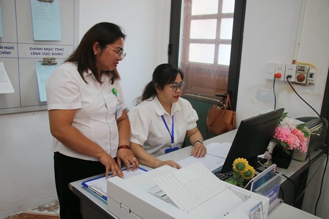 Chị Phùng Thị Lệ Giang - chuyên viên văn phòng phụ trách lĩnh vực tư pháp phường Chiềng Sinh, tỉnh Sơn La (bên trái) chia sẻ về công tác tư pháp tại phường Chiềng Sinh.