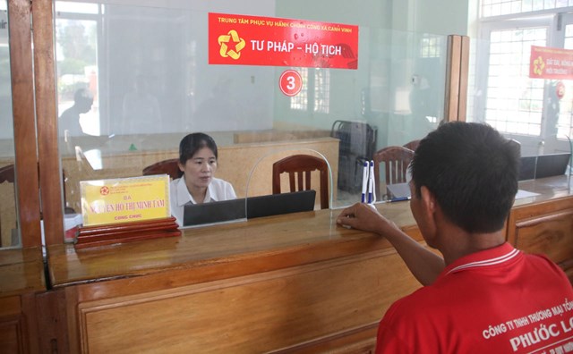Công chức Tư pháp - Hộ tịch xã Canh Vinh đăng ký thủ tục cho người dân.