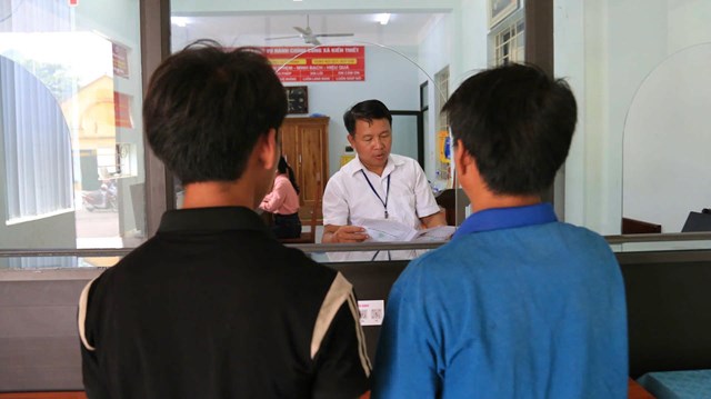 C&aacute;n bộ trung t&acirc;m h&agrave;nh ch&iacute;nh c&ocirc;ng x&atilde; Kiến Thiết &ndash; Tuy&ecirc;n Quang chủ động tiếp nhận hồ sơ của người d&acirc;n. Ảnh: Nhật Nguy&ecirc;n.
