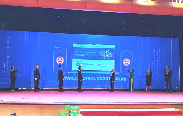 Các đại biểu thực hiện nghi thức bấm nút khai trương Cổng thông tin thuế hỗ trợ doanh nhân (https://hotroNNT.gdt.gov.vn) - Ảnh: VGP/HT
