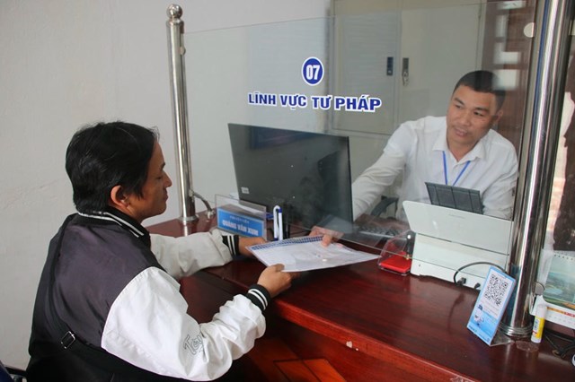 Người d&acirc;n đến l&agrave;m thủ tịch h&agrave;nh ch&iacute;nh về tư ph&aacute;p tại bộ phận một cửa phường Chiềng Sinh.