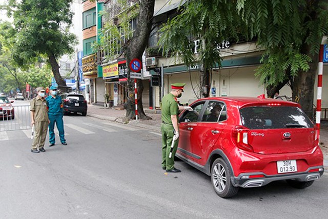 H&#224; Nội xử phạt gần 900 trường hợp vi phạm ph&#242;ng chống dịch với số tiền hơn 1,2 tỷ đồng - Ảnh 1