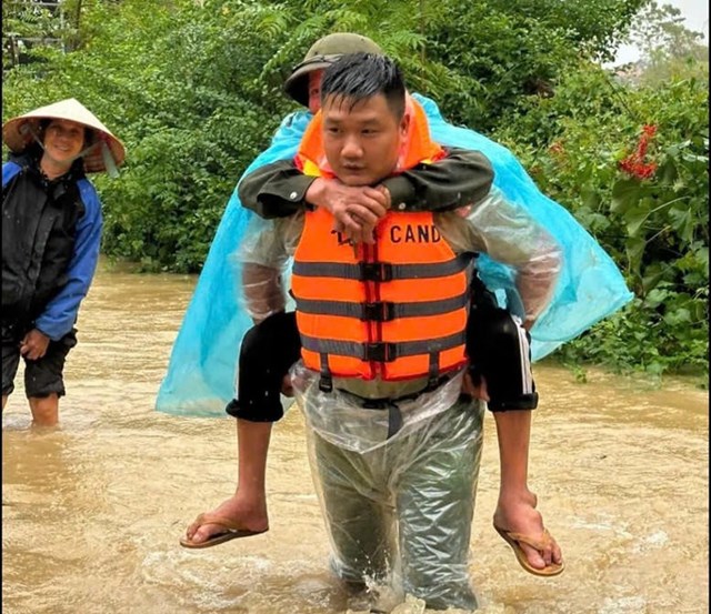 C&aacute;c chiến sĩ c&ocirc;ng an hỗ trợ người d&acirc;n xuy&ecirc;n ng&agrave;y, trắng đ&ecirc;m di chuyển người v&agrave; t&agrave;i sản đến v&ugrave;ng an to&agrave;n