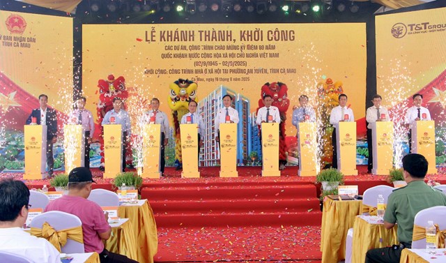C&aacute;c đại biểu thực hiện nghi lễ khởi c&ocirc;ng c&ocirc;ng tr&igrave;nh nh&agrave; ở x&atilde; hội tại phường An Xuy&ecirc;n, tỉnh C&agrave; Mau &nbsp;
