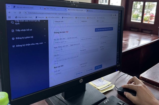 C&aacute;c trường th&ocirc;ng tin như họ t&ecirc;n, ng&agrave;y th&aacute;ng năm sinh nằm t&aacute;ch rời khiến việc nhập dữ liệu kh&oacute; khăn, mất nhiều thời gian.