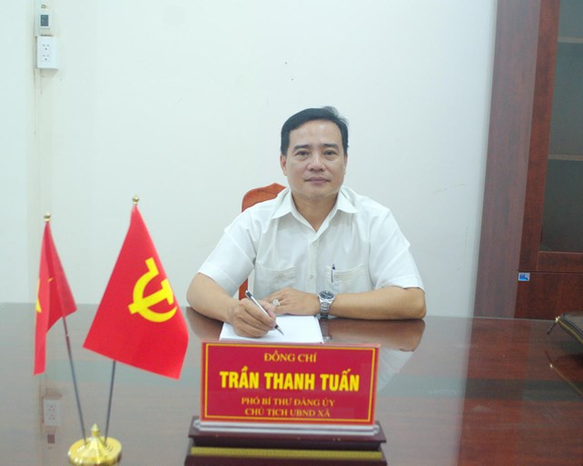 &Ocirc;ng Trần Thanh Tuấn &ndash; Chủ tịch UBND x&atilde; Ch&acirc;u Thới, tỉnh C&agrave; Mau trao đổi với ph&oacute;ng vi&ecirc;n B&aacute;o PLVN