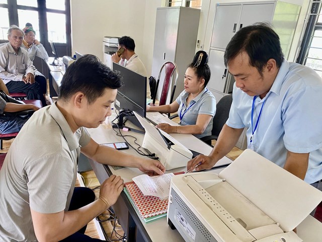 C&aacute;n bộ x&atilde; Mường T&egrave; hướng dẫn người d&acirc;n đến l&agrave;m thủ tục h&agrave;nh ch&iacute;nh.