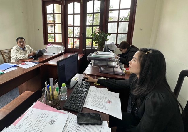 C&aacute;n bộ phường L&acirc;m Vi&ecirc;n - Đ&agrave; Lạt giải quyết c&aacute;c thủ tục h&agrave;nh ch&iacute;nh tr&ecirc;n phần mềm đăng k&yacute;, quản l&yacute; hộ tịch.