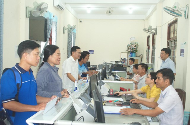 Người d&acirc;n l&agrave;m thủ tục h&agrave;nh ch&iacute;nh tại Trung t&acirc;m H&agrave;nh ch&iacute;nh c&ocirc;ng x&atilde; Ch&acirc;u Thới