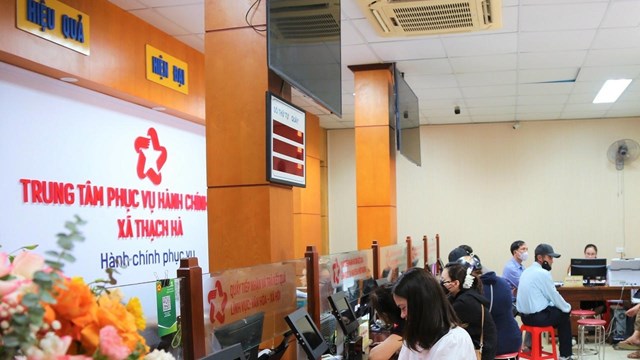 Người dân đến làm thủ tục hành chính hộ tịch điện tử tại xã Thạch Hà, tỉnh Hà Tĩnh. Ảnh: PV