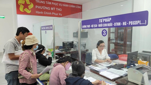 Người d&acirc;n đến thực hiện c&aacute;c thủ tục h&agrave;nh ch&iacute;nh về tư ph&aacute;p - hộ tịch