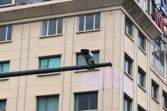 Camera giám sát tích hợp công nghệ AI trở thành“cánh tay nối dài” của lực lượng chức năng. (Ảnh: PV)