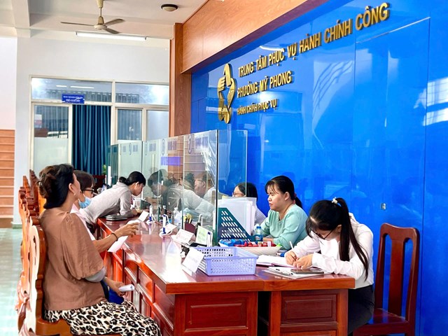 Người d&acirc;n đến thực hiện c&aacute;c thủ tục h&agrave;nh ch&iacute;nh tại phường Mỹ Phong (Đồng Th&aacute;p)