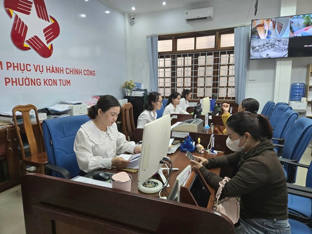 C&aacute;n bộ H&agrave;nh ch&iacute;nh c&ocirc;ng phường Kon Tum tiếp nhận v&agrave; xử l&yacute; hồ sơ cho người d&acirc;n.