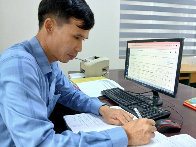 &Ocirc;ng L&ecirc; Văn Lĩnh-C&aacute;n bộ Tư ph&aacute;p hộ tịch x&atilde; Thạch H&agrave; chia sẻ về những kh&oacute; khăn vướng mắc thi thực hiện thủ tục hộ tịch điện tử. Ảnh: PV