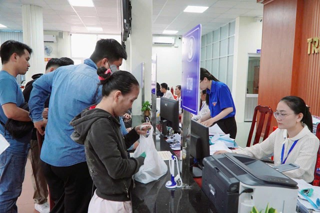 Người d&acirc;n đến thực hiện c&aacute;c thủ tục về hộ tịch