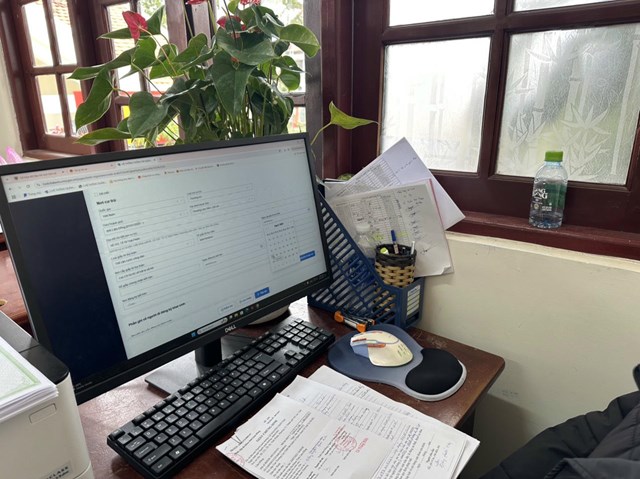 Thao t&aacute;c điền ng&agrave;y th&aacute;ng cũng bất cập khi phải nhấp chuột chọn v&agrave;o lịch điện tử thay v&igrave; g&otilde; trực tiếp.